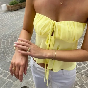 Gul bandeau tubtopp med knyt - Superfin ljusgul bandeau tubtopp med knyt. Använd få tal gånger. Storlek S/M 