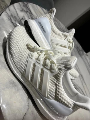 Ultra boost skor i storlek 44, herrstorlek  - Aldrig använda, inga fläckar, priset kan diskuteras 