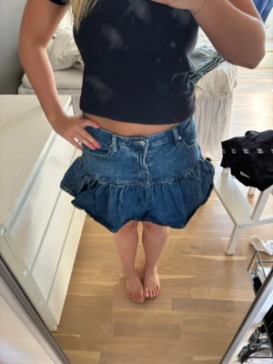 Mörk blå jeans kjol  - söt jeans kjol perfekt till sommaren 