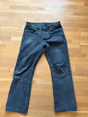 Svarta hope rush jeans - Snygga svarta jeans med rak passform och hög midja. Klassisk femficksmodell med knappgylf och bälteshällor. Tillverkade i Portugal av slitstark denim. Perfekta för en avslappnad och trendig look.