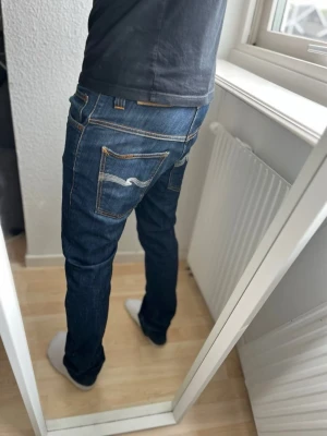 Nudie Jeans Herr Slim Fit - Säljer nu mina otroligt schyssta Nudie Jeans! De är väldigt sparsamt använda ~ nyskick!✅ | Storleken är 33/32 i byxorna MEN de passar mer dig som har 31-32 i midja🥰 | snabb affär = priset sänks | Fraktar alltid inom 24h✅ |  Modellen är 175 och växer ca 63kg❗️ 