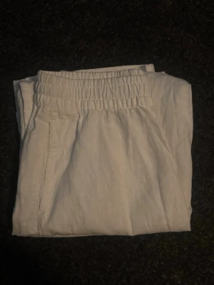 Vita linnebyxor från Junkyard XS - Använd en gång så är i bra skick. Nypris 499kr. Du betalar frakten.                                                        Det är bara att höra av sig om du har funderingar🤗
