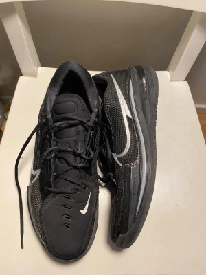  GT CUT 1 BASKETSKOR - Svarta GT CUT 1. Använda ett par gånger men mycket bra skick . Öppen för förhandla! Size 12 (46). BOX FINNS MED. Säljer dessa pga de har blivit för små för min brorsa. 