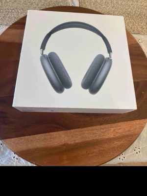 Apple AirPods Max grå hörlurar - Snygga Apple AirPods Max i rymdgrå färg med mjuka öronkuddar i mesh och robust båge. Trådlösa over-ear-hörlurar med stilren design och smart fodral. Perfekta för musik, gaming eller film med grym ljudkvalitet och ikonisk Apple-känsla.