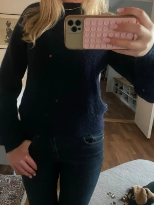 Mörkblå stickad tröja - Mysig  fin mörkblå stickad tröja med rund hals och långa ärmar. Tröjan kan man ha på en sommar kväll t.ex. pris kan diskuteras 