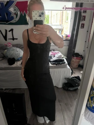 Svart långklänning  - Jättefin långklänning ifrån bershka. Lite för stor för mig därför säljer jag den❣️