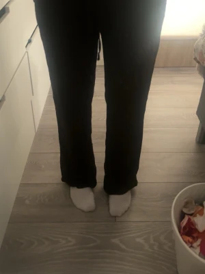 Svarta linnebyxor  - Säljer ett par svarta linnebyxor med rak passform och elastisk midja med dragsko. Byxorna är tillverkade i ett lätt och luftigt linnematerial, perfekta för en avslappnad stil. Enkla att matcha med olika toppar och sneakers.