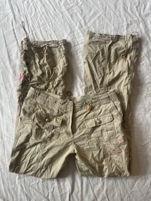 Coola byxor - Bra skick! Knappen har tyvärr åkt av så de går inte att stänga helt nu (bild 3 är gammal därför sitter den kvar där) men det går ju väldigt lätt att sy på en ny! Mått: midjemått rakt över 41 grenhöjd 24,5 benöppning 24,5 innerbenslängd 82cm❤️ storleken stämmer ej, sitter som M