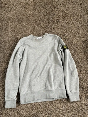 Grå sweatshirt från Stone Island - Snygg grå sweatshirt från Stone Island 