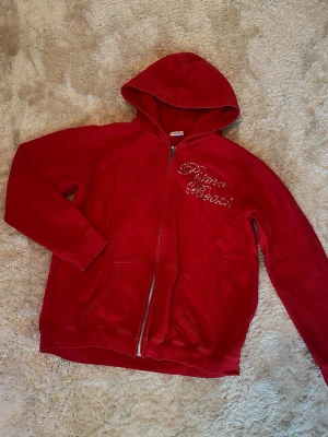 Vintage zip-up hoodie - Säljer en snygg vintage / Y2K zip-up hoodie🐙 Unisex, men är L i kvinnostorlek. Märke: Gildan. 50% bomull. Den är i använt skick och en del rhinestones har ramlat av. Skriv om du har frågor!