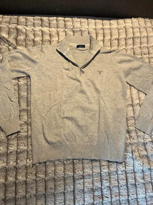 Gant quater zip - En grå quater zip från Gant. Den är i bra skick. Ingen hål eller skavanker. En lite finare vardagströja