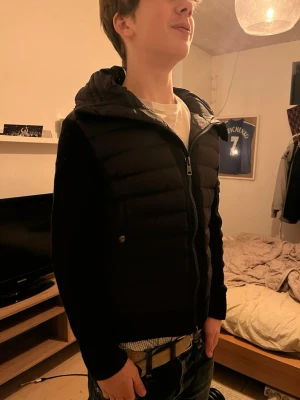 Svart Moncler pufferjacka med huva - Hej jag säljer min Moncler cardigan i storleken S men sitter bättre som en Xs, jag tar gärna byten, kan gå ner i pris vid snabb affär, kom med frågor om de skulle vara något som du undrar. Mvh 