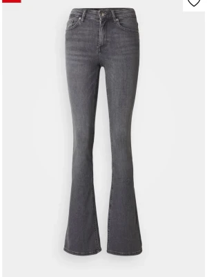 Grå bootcut jeans  - Snygga grå bootcut jeans i strl M med medelhög midja och klassisk femficksdesign. Jeansen har en smal passform upptill och utsvängda ben. Har inga defekter. Nypris är 550kr. Pris går att diskutera vid snabb affär😊
