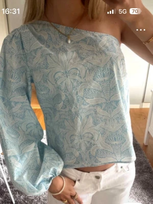 Oneshoulder blus - Så fin och unik!