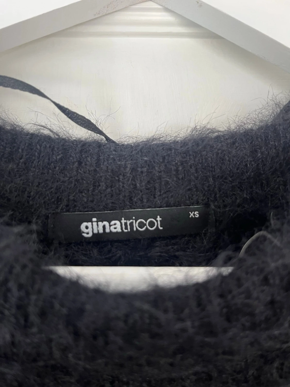 Svart fluffig stickad tröja Gina Tricot