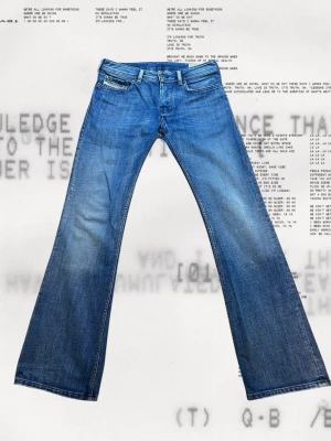 Diesel Bootcut jeans - Blå bootcut jeans från diesel. Modell zathan. Storlek 30/34