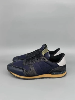 Mörkblå sneakers från Valentino - Snygga mörkblå sneakers från Valentino. Inga defekter och använda ett par gånger. Nypris 7000kr mitt pris 1700kr. Storlek 44.