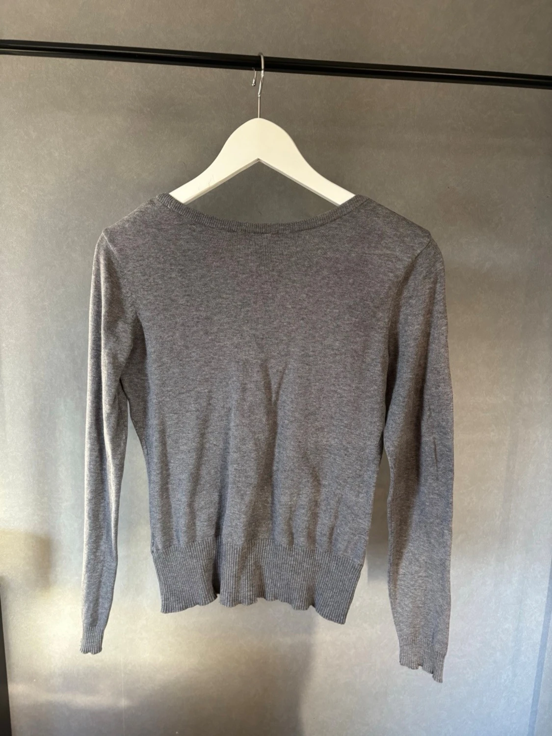Grå kofta från H&M med v-ringning - 1
