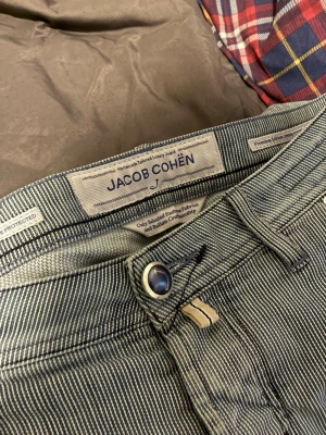 Jacob Cohën jeans - Randiga jeans från Jacob Cohën. Nypris omkring 5000-7000 kronor. Kommer sakna dessa men behöver pengar. Priset är inte hugget i sten vid snabb affär ☺️