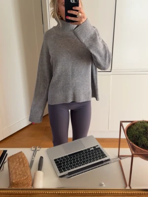 Grå stickad polotröja - Mysig grå stickad polotröja. Som nyskick. Skriv för frågor💓