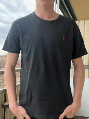 Ralph lauren r-shirt - En autentisk Ralph lauren T-shirt som hade passar riktigt bra till sommaren! Denna är i riktigt bra skick utan några slitningar och hål! Nypris~1100kr 