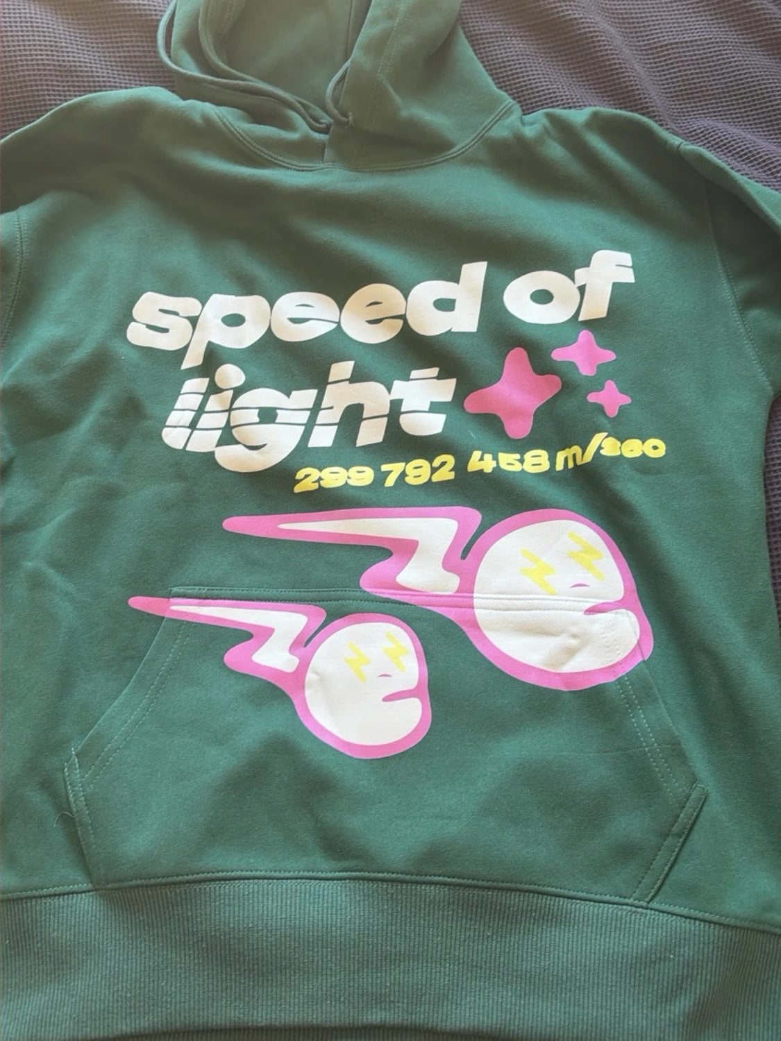 Grön hoodie Broken Planet speed of light
