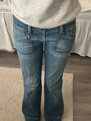Diesel jeans - Snygga blåa jeans från Replay med bootcut/straight modell och coola detaljerade fickor både fram och bak! Lösa trådar längst ner! 💕Storlek w28 L34. Innerbenslängd: 78 cm. Midjemått: 39 cm