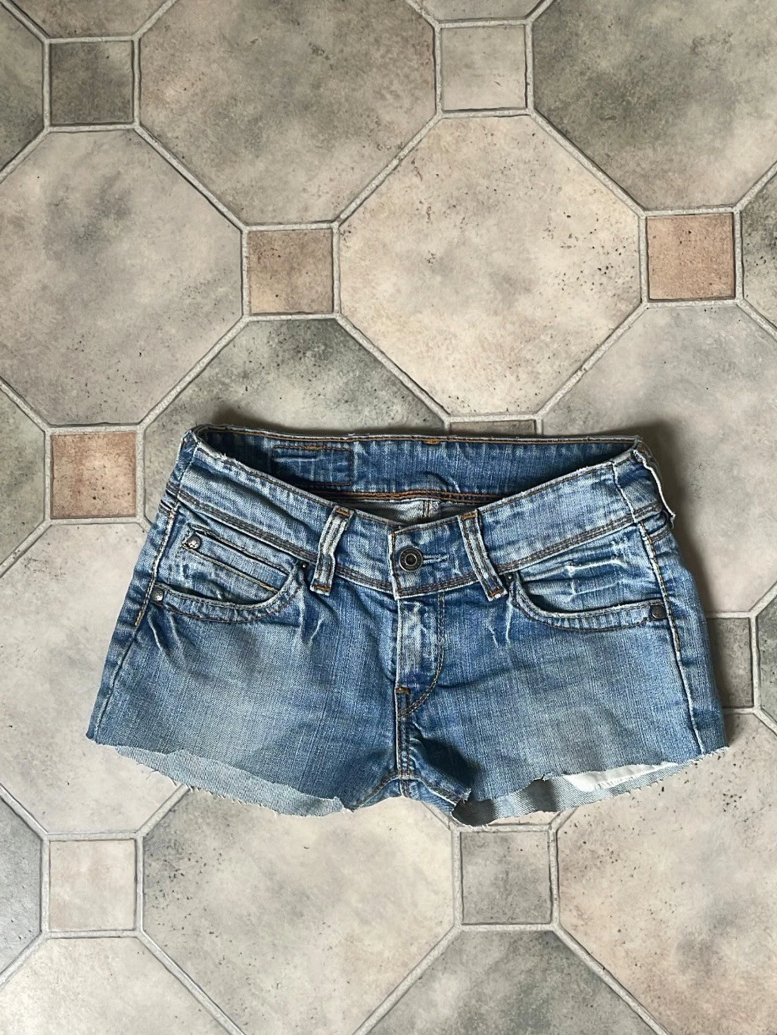 Blå lågmidjade jeansshorts från Levi's - 1