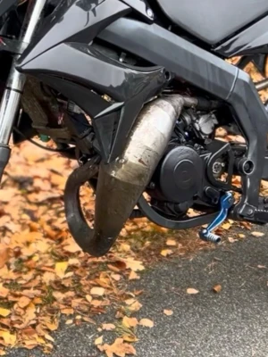 Avgassystem till moped (LeoVince) - Säljer mitt LeoVince rör som har suttit på min Derbi, vänsterdraget och urpluggat. Min moppe har alltid gått bra med det och har aldrig haft några konstigheter. 