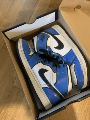 Air Jordan 1 mid blå och vita sneakers - Bra skick storlek 40