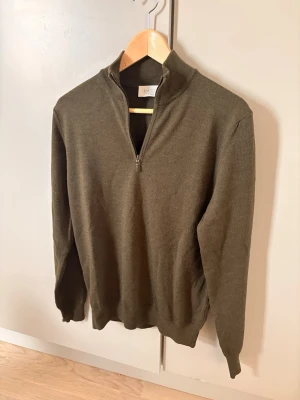 Merinoull halvzip - Merinoull halvzip tröja från Maglia Studio, spontanköp och tröjan kom aldrig riktigt till användning, 100% merinoull tillverkad i Italien 🇮🇹 