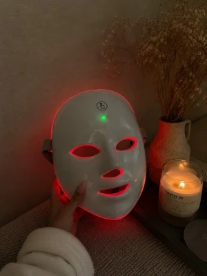 LED Light Therapy Mask | Skincare & Night Routine - Helt ny LED light therapy-mask för skincare och self care-rutiner hemma.  Bekväm och stilren design med flera olika ljuslägen för olika rutiner och kvällsrutiner.  Perfekt för dig som gillar skincare, spa-känsla hemma och avslappnande kvällsrutiner.  Ingår:  * LED-mask * Justerbart band * USB-laddare  Testad så att allt fungerar som det ska. Skickas snabbt och säkert.