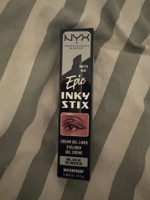 NYX Epic Inky Stix Eyeliner svart - NYX Epic Inky Stix är en matt, svart cream gel eyeliner i färgen Black Screen. Eyelinern är vattenfast och vegansk, perfekt för att skapa skarpa och intensiva linjer. Kommer i en smidig penna för enkel applicering. Aldrig använd inte öppnad