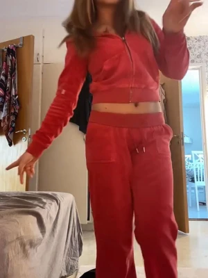 Juicy couture sett röd - Jätte fint juicy couture sett som är rött❤️ som ni kan se på dom sista bilderna så har typ en knapp gått av och inte lika mjuka i materialet som när det var nytt, men är fortfarande snygga och sköna! Settet är storlek xs men om du bara vill köpa tillexempel byxorna så går det bra också. (Sänker såklart priset då) 