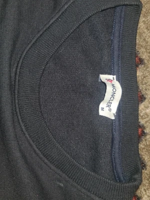Svart sweatshirt från Moncler - Säljer en svart sweatshirt från Moncler M storlek passar S också.