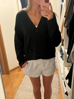 Stickad tröja/cardigan - Såå snygg svart stickad lite oversize fit cardigan från Uniqlo. Storlek L men passar nog mellan S-M. (jag har vanligtvis S). Nypris 599kr. Använd men i bra skick. Lite nopprig. OBS!⚠️ Säljer en till exakt likadan fast i mörkblå också!!!!