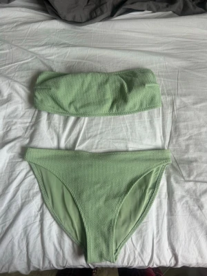 Ljusgrön bandeau bikini - Knappt använd bikini! På sista bilden syns en fläck som ser lite fel ut men är bar lite sololja😅☺️