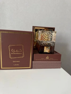 Lattafa Khamrah Qahwa  - En unik doft från Lattafa med inslag av kaffe och sötma. Perfekt för dig som letar efter en doft från förenade arabemiraterna! Ca 75ml kvar. Bra milliliter pris! Kan gå ned vid snabb affär.