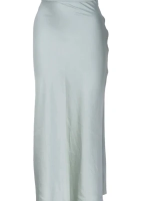 Ljusgrå långkjol i satin - Stilren och elegant långkjol i ljusgrå satin med slät yta och lätt glans. Kjolen har en rak passform och faller snyggt längs kroppen. Perfekt för dig som gillar minimalistisk och trendig stil.