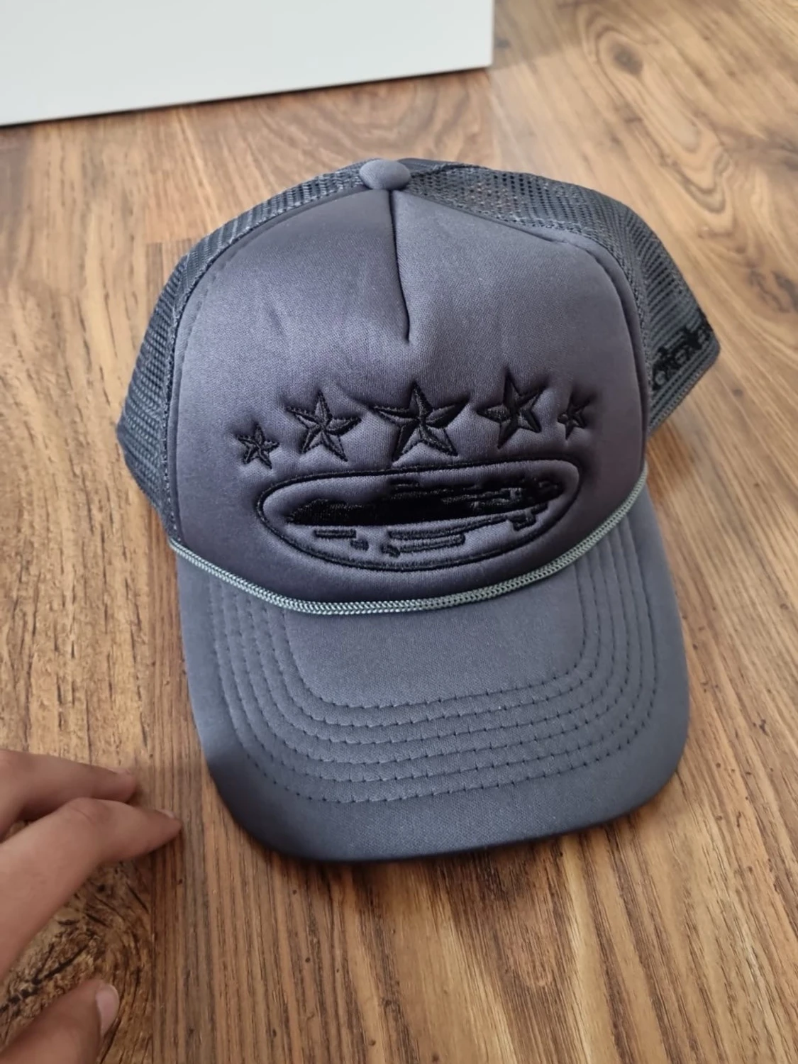 Grå meshkeps med broderade stjärnor (Corteiz)