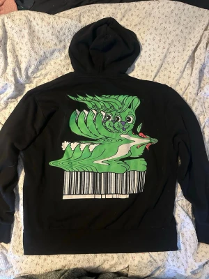 Svart hoodie från Collusion med tryck - Fin oversized hoodie 