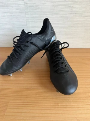 Puma King Platinum Fotbollskor - Säljer ett par Puma King Platinum fotbollsskor i svart. Klassisk och stilren modell med mycket bra komfort och fin bollkänsla. Skorna är lätta och sitter riktigt bra på foten.  * Modell: Puma King Platinum * Färg: Svart * Bra skick * Passar både träning och match * För gräs/konstgräs * Storlek: 40,5
