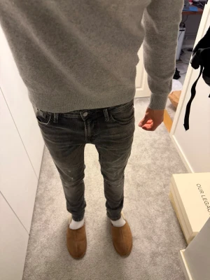 Grå slim fit jeans - Snygga grå slim fit jeans från Our Legacy med lätt slitna detaljer och klassisk femficksdesign. Jeansen har en smal passform och är tillverkade i mjuk bomullsdenim med stretch för extra komfort.