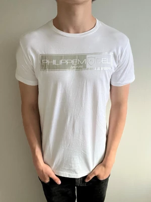Philippe modell couture T shirt - Tja, säljer denna super snygga Philippe modell couture T-shirt i mycket fint skick med inga defekter! Hör av er vid fler frågor🤝