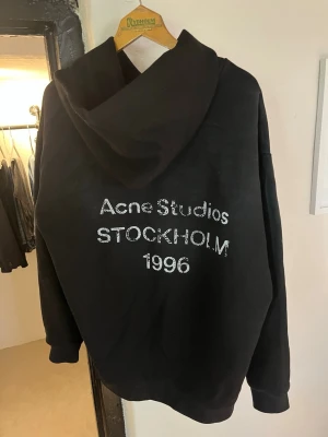 Acne studios hoodie - Tjenare, säljer denna snygga acne studios hoodie i storlek m, använd fåtal gånger då den var lite stor på mig, pris går att diskuteras vid snabb affär :) 