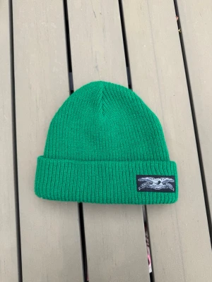 Grön beanie - Skön grön stickad beanie