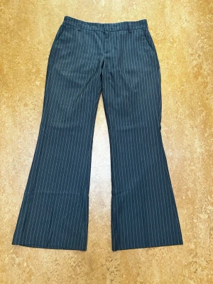 Kostymbyxor - Jätte fina kostymbyxor i fint skick från Ginatricot. De är midwaist men bootcut i storlek 42.