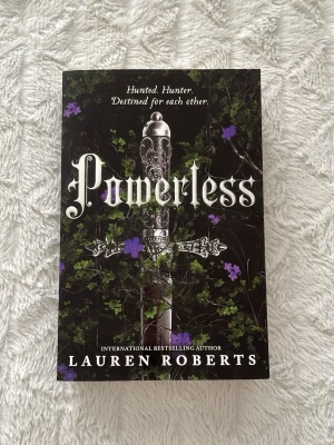 Powerless av Lauren Roberts - Säljer boken Powerless av Lauren Roberts på engelska. Första delen i Powerless-serien. Boken är i mycket bra skick, den har dock pyttelite smuts på boksidorna utanpå (se den fjärde bilden i annonsen) men det är inte något som påverkar boken. Jag säljer den för 99kr.