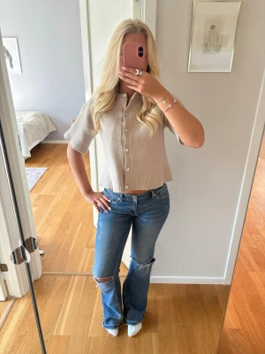 Lågmidjade jeans - Så snygg jeans med låg midja💗🤩 storlek xs men passar mig som brukar ha XS/ S. Midjemått: 37 cm, innebensmått: 84 cm