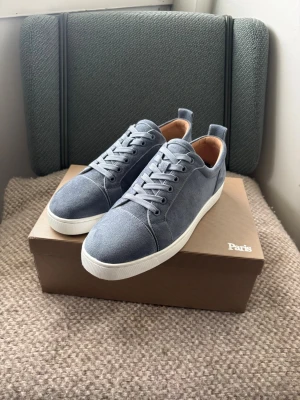 Louboutin sneaker - Säljer dessa feta mocka sneakers från cristian Louboutin med den ikoniska röda sulan skicket skulle jag säga är 9,5/ knappt tecken på användning Ingen aning om de är äkta men dust bag och kortet finns med frågor är de bara att höra av sig endast seriösa köpa och självklart är priset diskuterbart 